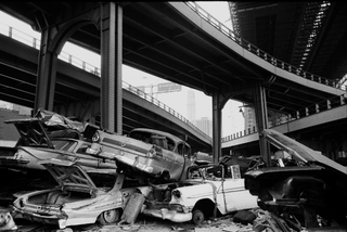 New York, 002-071-25
Carcasse di automobili depositate sotto un ponte di New York, 1968
New York (Stati Uniti)