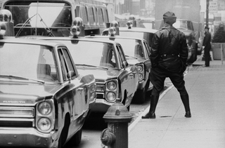 New York, 002-063-23
Macchine della polizia e poliziotto di spalle, 1968
New York (Stati Uniti)