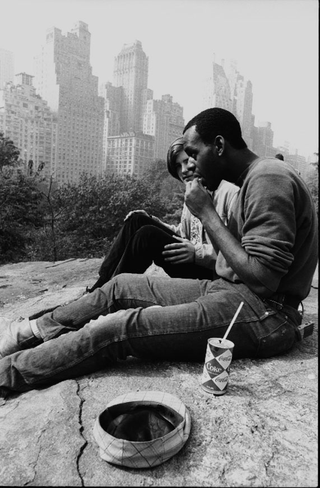New York, 002-056-17
Due ragazzi fumano marijuana e bevono Coca Cola, 1968
Central Park, New York (Stati Uniti)