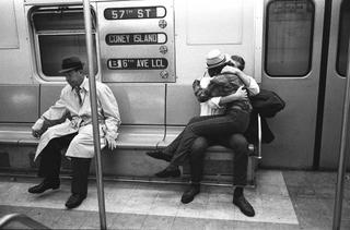 New York, 002-054-09
Coppia di innamorati in metropolitana, 1968
New York (Stati Uniti)
