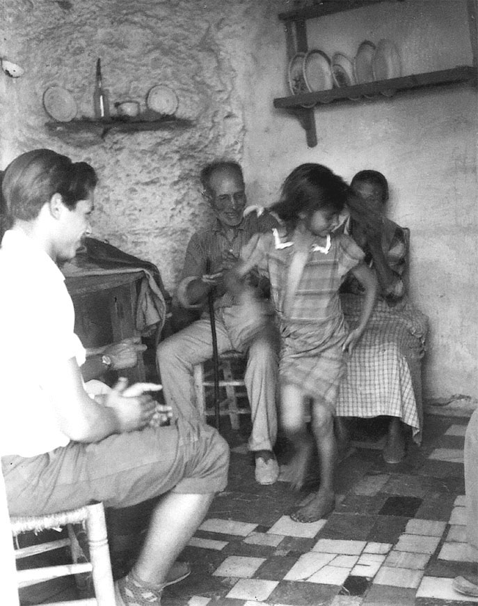 Spagna, 001-039-01
Bambina balla il flamenco in una casa mentre altre persone applaudono, 1960
Granada (Sacromonte) (Spagna)