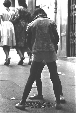Spagna, 001-010-14
Bambino urina in un tombino, 1960
Madrid (Spagna)