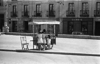 Spagna, 001-010-17
Bambini al banchetto del gelato, 1960
Avila (Spagna)