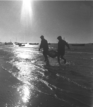 Spagna, 001-003-02
Pescatori camminano sulla costa, 1960
Sanlucar de Barrameda (Spagna)