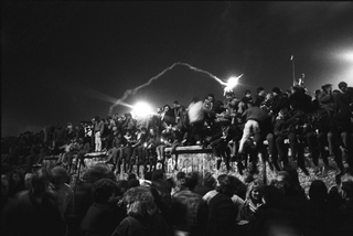 Berlino, 002-092-37
Persone riunite per la festa dell'ultimo dell'anno per la caduta del muro, 1989
Muro di Berlino, Berlino (Germania)