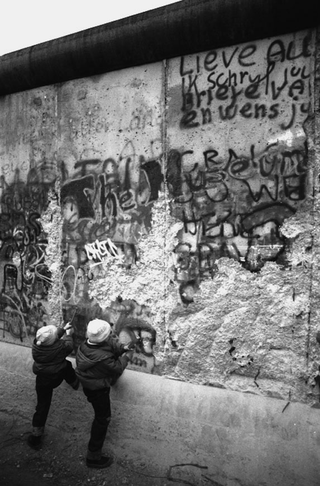 Berlino, 002-093-21
Bambini abbattono il muro, 1989
Muro di Berlino, Berlino (Germania)