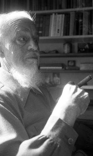 Autori e critici, 075-813-06
L'autore Rex Stout in interno mentre fuma il sigaro, 1968
Danbury (Stati Uniti)