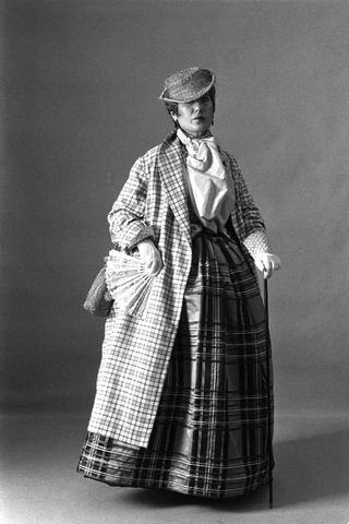 Autori e critici, 074-695-34
La giornalista Anna Piaggi in posa in abiti vintage, 1981
Studio Carlo Orsi, Milano (Italia)