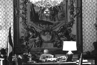 Il Presidente, 074-689-27
Sandro Pertini legge il giornale seduto alla sua scrivania, 1982
Palazzo del Quirinale, Roma (Italia)