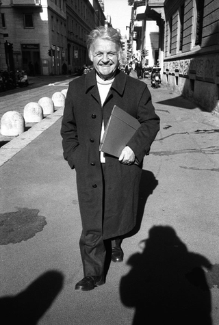 Autori e critici, 072-567-05
Il giornalista Ettore Mo mentre cammina per una via di Milano, 2009
Milano (Italia)