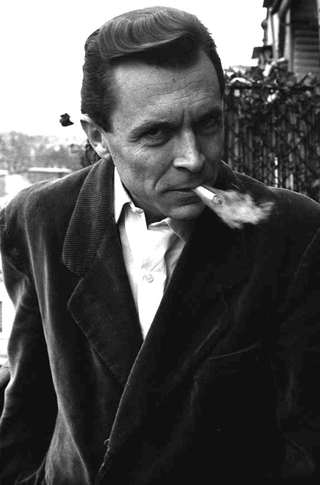 Autori e critici, 068-325-32
Il filosofo e autore Jean Pierre Faye mentre fuma in una strada di Parigi, 1965
Parigi (Francia)