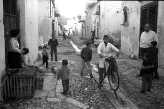 Sicilia, 068-314-23
Danilo Dolci (a destra) con bambini in strada, 1963
Trappeto/Partinico (PA) (Italia)