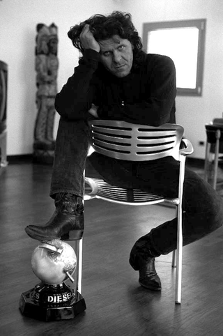Designer e architetti, 067-305-15
Renzo Rosso ritratto in interno, seduto su una sedia con il piede appoggiato al Mappamondo Diesel, 1992
Molvena (Italia)