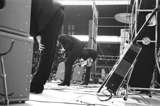 Musica, 063-047-32 Parte della band dei Beatles durante un inchino sul palco, 1965 Velodromo Vigorelli, Milano (Italia)