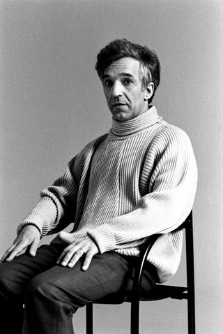 Musica, 063-021-07 Il pianista russo Vladimir Askenazy seduto su una sedia, 1984 Studio Carlo Orsi, Milano (Italia)
