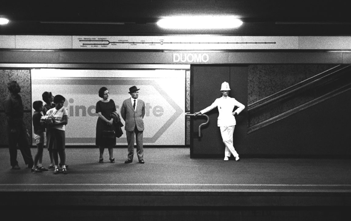 Piazza Duomo, 005-060-13
Vigile di Milano "Ghisa" in attesa della metro della linea Uno, 1965
Metropolitana di Milano, Milano (Italia)