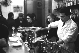 Bar Jamaica, Milano, 004-025-10 La signora Lina Mainini proprietaria, barman e clienti dietro al bancone, 1961 Bar Jamaica, Milano (Italia)