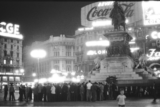 Piazza Duomo, 004-019-03
Roccoli serali in piazza del Duomo, 1961
Piazza del Duomo, Milano (Italia)